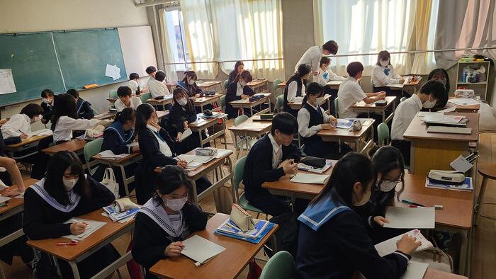 10月19日（木）1限に1年生の物理基礎の授業を見学しました。