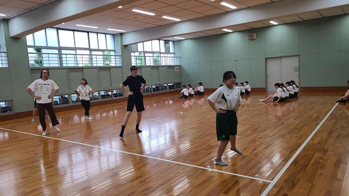 6月27日(木)グローバル・インターンシップの留学生、サーシャさんとアンドリイさんが体育のダンスに挑戦していました。