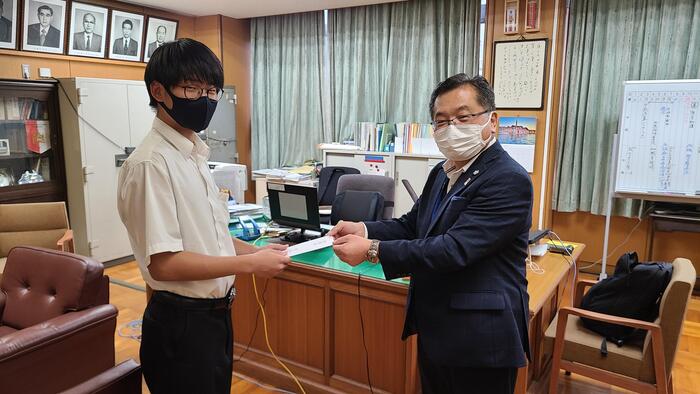 10月7日(金)「第2回国際声楽コンクール東京」東京本選に出場が決定した合唱部の3年生男子生徒を激励