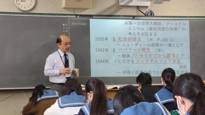 11月14日(火)1限に3年生の政治経済の授業を見学しました。