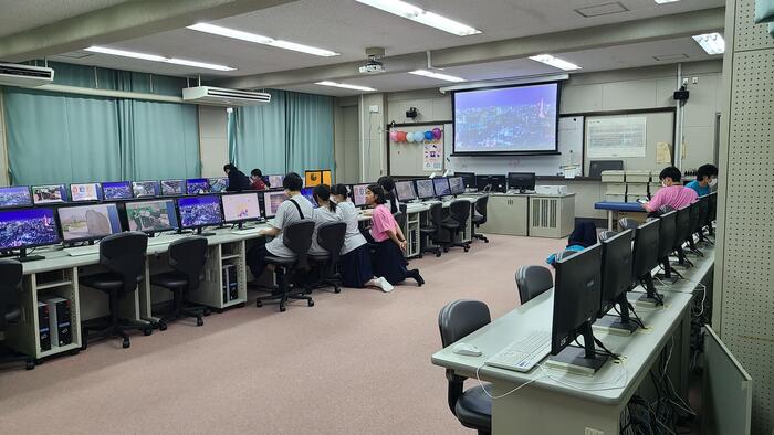 9月6日（金）文化祭1日め、校舎内発表、電子工学部には早くからゲームをしに来ている人がいました。