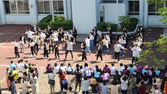 9月3日（土）文化祭2日目～中庭の5番目は3年A組の「ダンスバトル～三原色～」、昨日の開幕ダンスの再演でした。