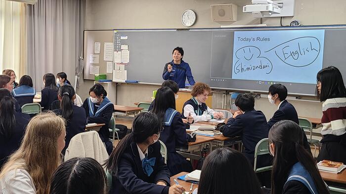 12月7日（木）3限は1年生の英語で、Living Watersの生徒と1年生が、グループになって清水谷高校の生徒は英語で自己紹介などを行っていました。