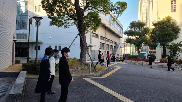 12月9日（金）朝、自治会執行部の生徒と一緒にピロティ前で挨拶運動をしました。
