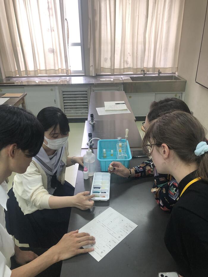 6月20日(木)サーシャさんとアンドリイさんは化学の実験の授業に参加したようです。