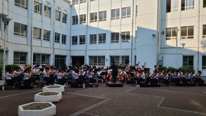 6月13日(木)オーケストラ・アンサンブル部が夕方に来週の中庭発表の練習をしていました。