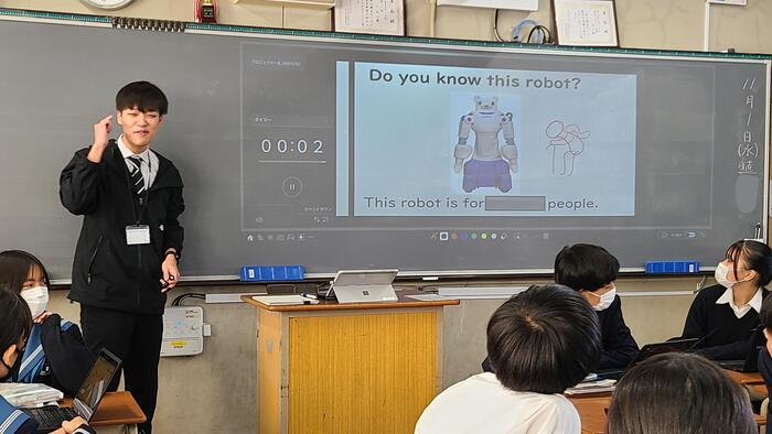 11月1日(水)1限に1年生の英語で1人1台端末と電子黒板を活用したアクティブな授業を見学しました。
