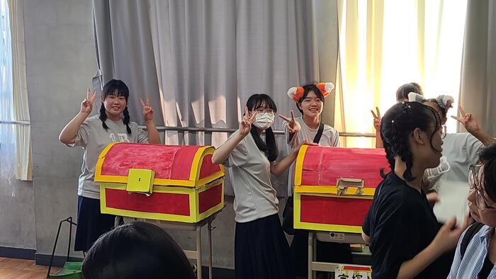 9月7日（土）文化祭2日め、校舎内発表、縁日企画を幾つか覗いてみました。1年B組のテーマは「ジュエリーハント」。