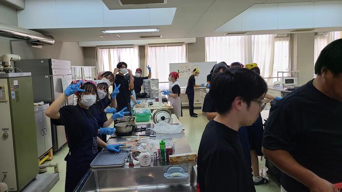 9月1日（金）文化祭1日めの昼休み、模擬店笑風蘭(えふらん)でラーメンとポテトを作る3年F組は大忙しです。
