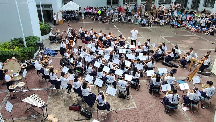 9月1日（金）文化祭1日め、中庭ではオーケストラ・アンサンブル部のコンサートがありました。