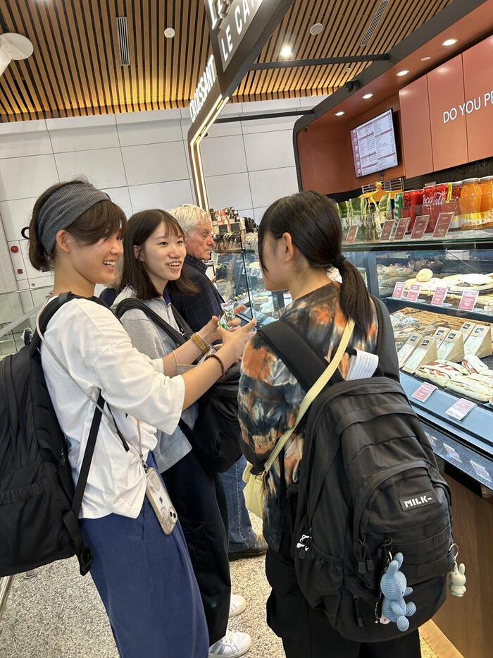 7月26日（金）ニュージーランド語学研修の生徒が中継地クアラルンプールで食事や買い物をしています。