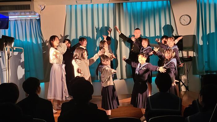 11月17日(金)2限は2年生の音楽でミュージカル「アナと雪の女王」発表の授業を見学しました。E組