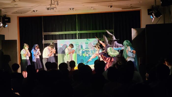 9月3日(土)文化祭2日目~視聴覚教室は1年E組の「イズの魔法使い」の演劇で始まりました。