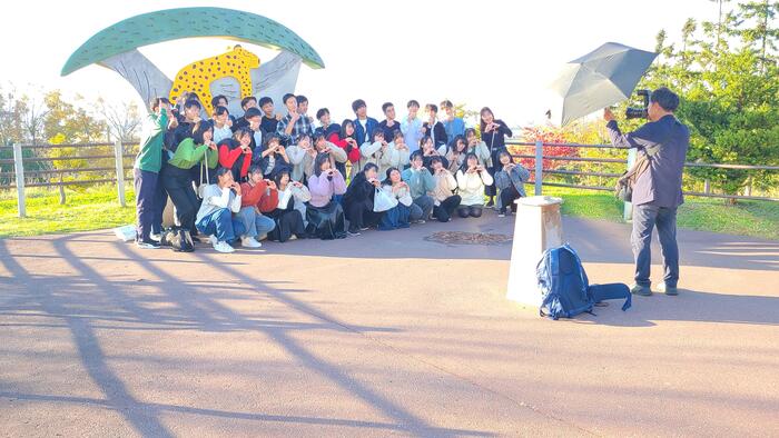 10月25日（水）HR合宿2日め 午後3時10分、約束の時間に旭山動物園でG組もクラス写真を撮りました。