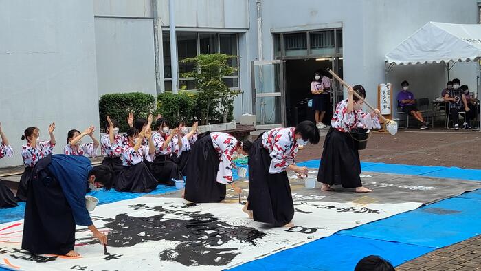 9月3日(土)文化祭2日目~中庭で次に登場したのは書道部「書道パフォーマンス~勇猛果敢~」でした。
