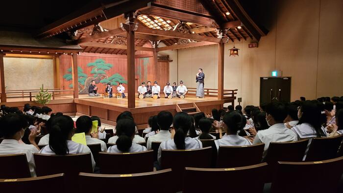 6月20日（火）3年生の芸術鑑賞を引率同行しました。～大槻能楽堂で狂言「仏師」、能「安達原」を鑑賞～