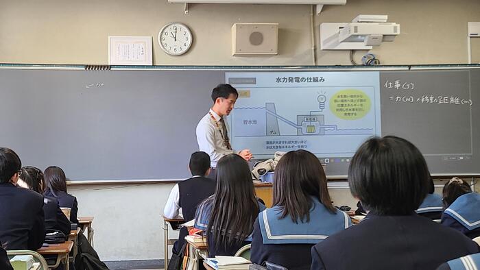 11月20日(水)3限1年生の物理基礎の授業を見ました。