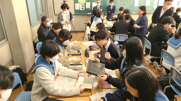 11月21日（火）数学科の先生方が2限にサイコロで無作為に出した古語辞典のページの見出し数から辞典全体の見出し数を推計する授業を見学しました。