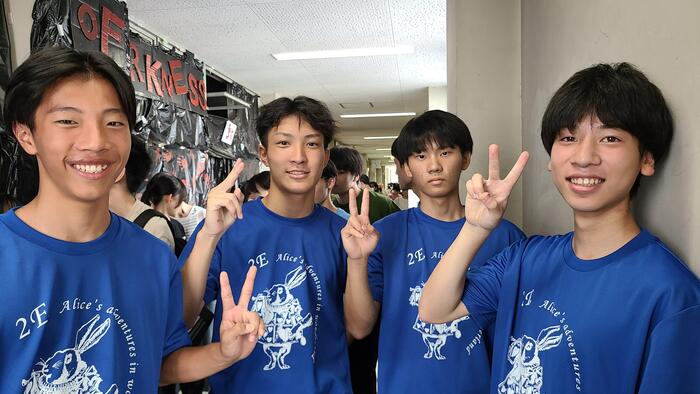 9月2日(土)文化祭2日め、3階の東端の講義室では3年A組が「暗闇の迷路~Labyrinth」という迷路を作っていました。
