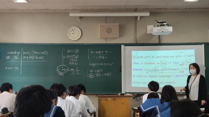 11月4日(金)1限に1年生の英語コミュニケーション、2限に2年生の生物基礎、6限に1年生の情報の授業を見学しました。