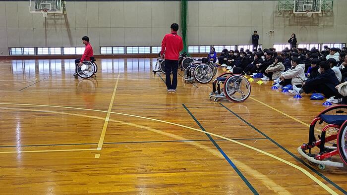 1月30日（火）6、7限に2年生が体育館で車いすバスケットボールを体験していました。