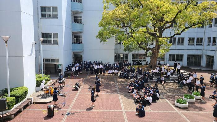 4月20日(木)ギター部が、昼休みの中庭で新入生歓迎の曲を披露してくれました