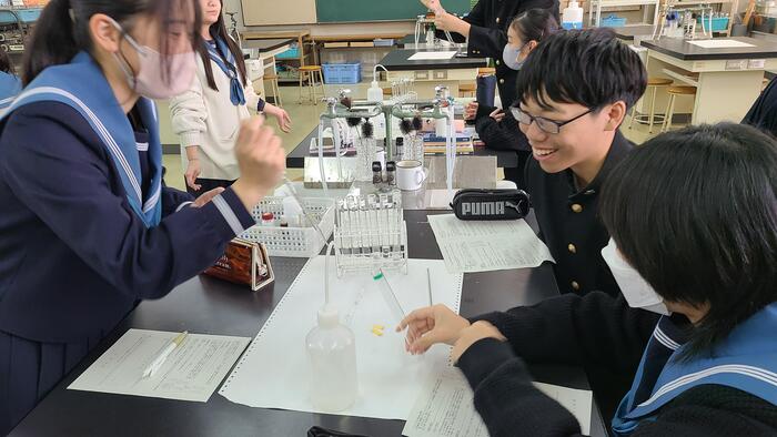 11月17日(金)5限は3年生の化学で実験をする授業を見学しました。