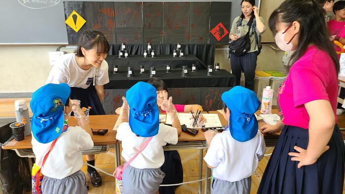 9月1日（金）真田山幼稚園と味原幼稚園の園児が縁日企画に来てくれました。④1年B組