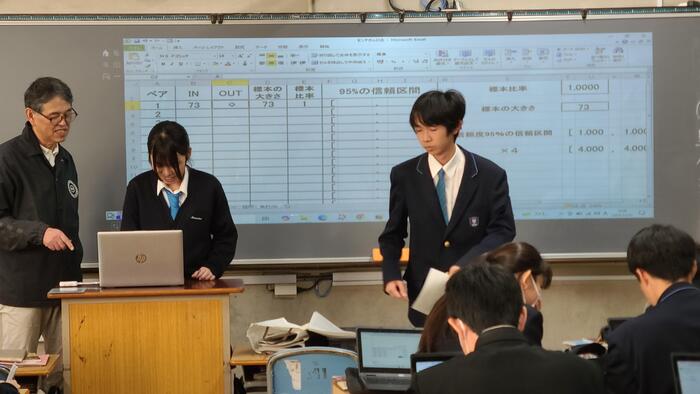 11月22日（金）5限は2年生の数学Bで1人1台端末を使って標本比率から母比率の推定をしていました。