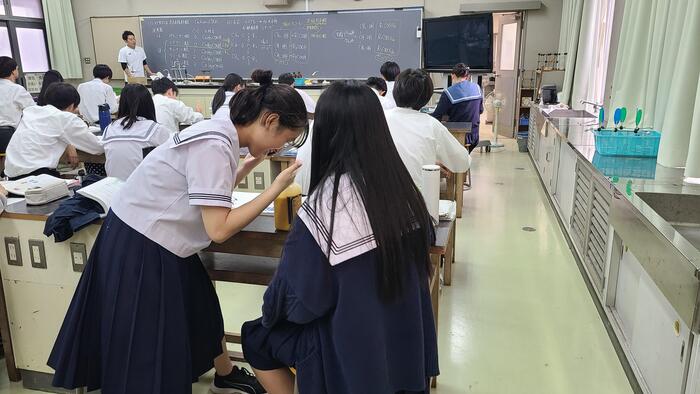 10月22日（火）5限に3年生の化学の授業を見学しました。