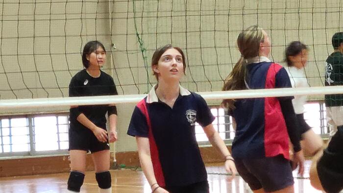 12月6日(水)Living Waters Lutheran Collegeの生徒2人が早速女子バレーボール部の練習に参加していました。