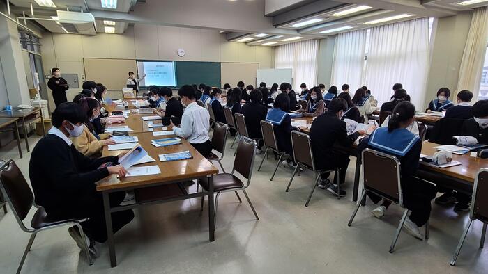 11月22日(火)6、7限に校内で2年生に対する大学別説明会を行いました。