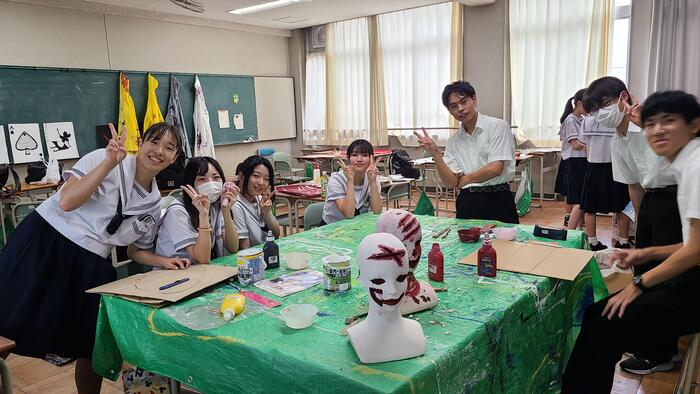 8月17日（木）2階の廊下を歩いていると、3年生D組では文化祭の準備で生徒が集まって作業していました。