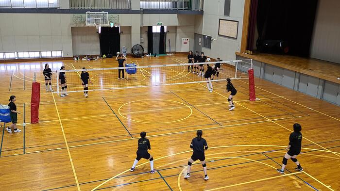 8月23日（金）午後の体育館は、女子バレーボール部と男子バスケットボール部が練習です。
