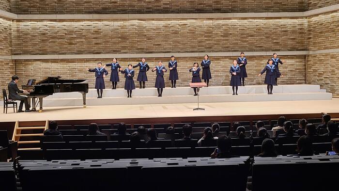 2月5日（日）清水谷高校の合唱部の歌声がホールに美しく響きました。