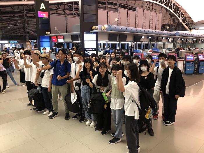 8月6日（日）「大阪府立清水谷高等学校 2023年度 海外語学研修」の生徒27名と教員2名が無事に関西国際空港でチェックインしました。