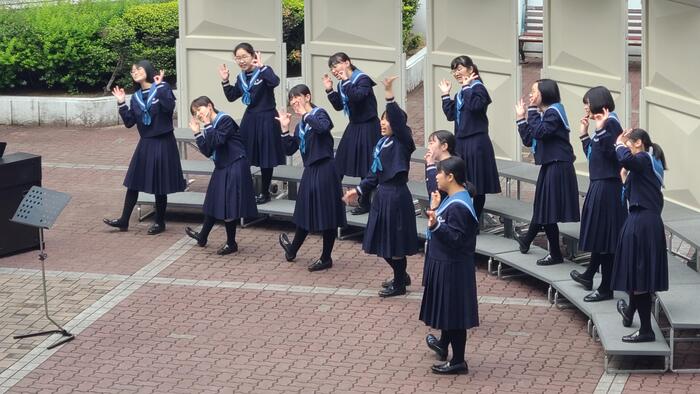 4月17日（月）昼休みの中庭で合唱部が新入生歓迎の歌を披露してくれました。