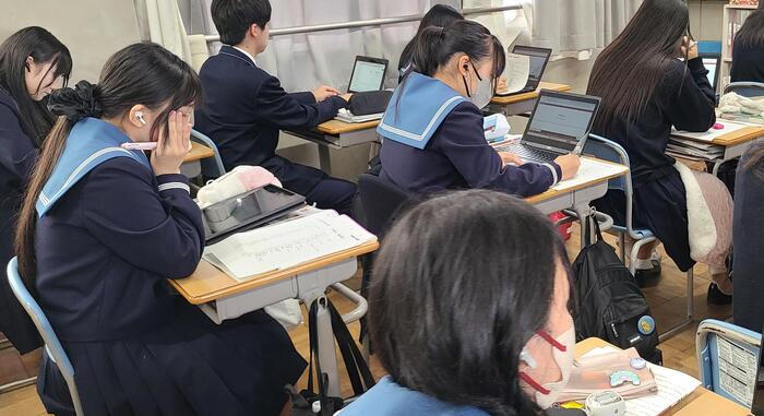 11月13日(水)2限に2年生の英語の授業を見ました。