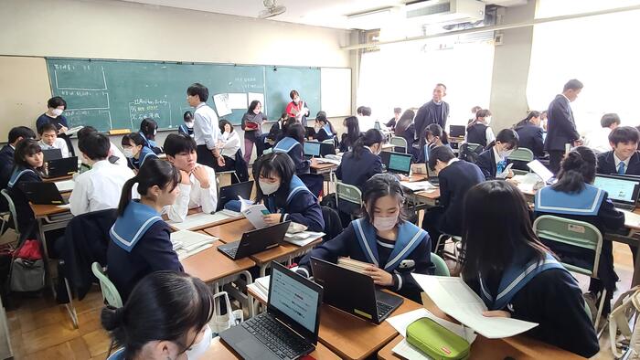 10月30日（月）1限に1年生の国語現代文で電子黒板と1人1台端末機を使って行う授業を見学しました。