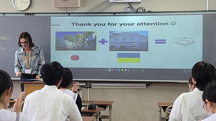 6月28日(金)3限に3年生英語の時間でサーシャさんとアンドリイさんが自分の高校時代のことを紹介しました。