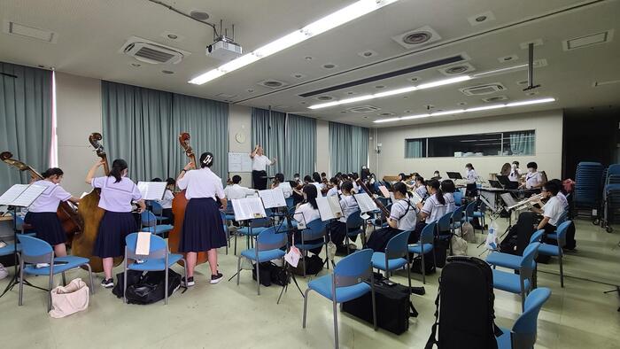 7月31日(月)オーケストラアンサンブル部が5階の視聴覚教室で演奏練習していました。