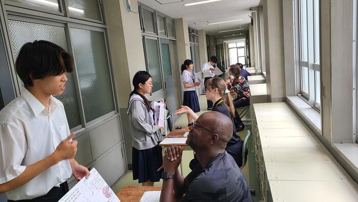 6月20日(木)2限に3年生が英語による旅行のプレゼンテーションをNETや留学生に対して行いました。