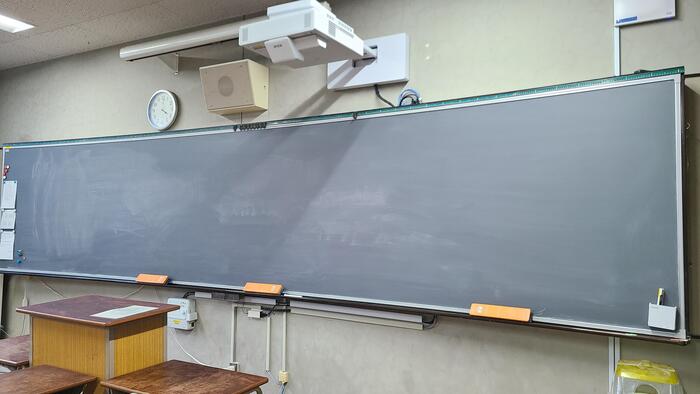 12月27日(水)新たに電子黒板機能付き超短焦点プロジェクター10台の追加設置と黒板39枚を張り替え。
