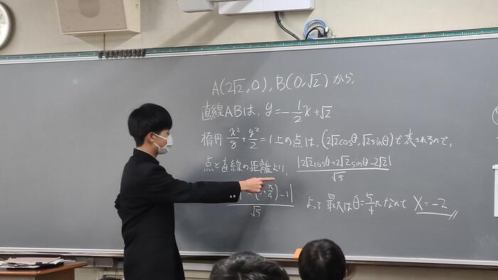 11月19日(火)2限に3年生の数学ⅢCの授業を見ました。