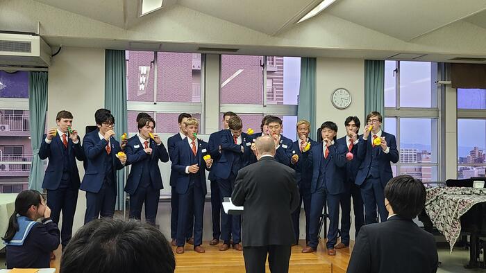 1月19日(金)オーストラリア国立少年合唱団の日本ツアーメンバーが清水谷高校に来訪し、合唱部の生徒たちと歌やゲームで交流をしました。②