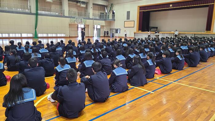 4月11日（火）対面式のあと1年生は、学年集会で学年団の先生方の紹介がありました。