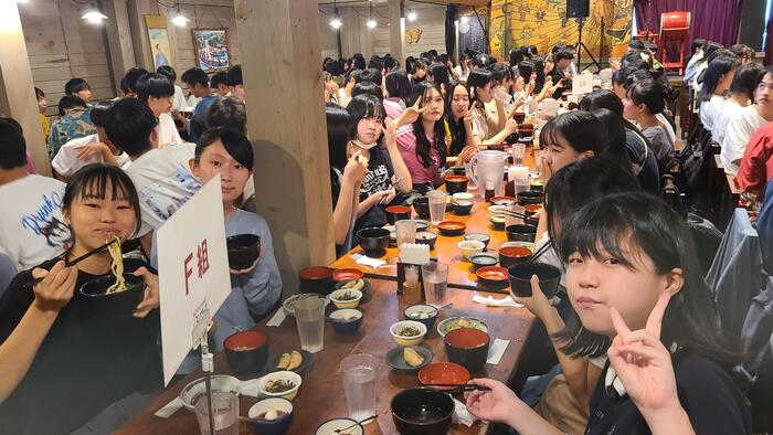 10月28日（月）78期生HR合宿のBCDFG組は、一緒に昼食を取っています。⑤F組