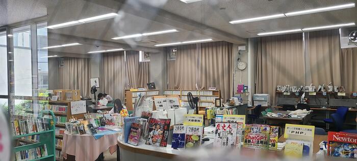 7月28日（金）午後2時、図書室にも自習室にも自習する生徒がいます。