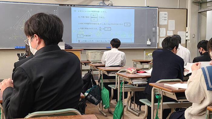 11月16日(木)5限は3年生の数学の授業を見ました。