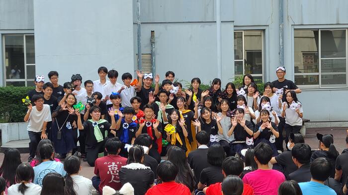 9月6日(金)文化祭1日め、中庭部門のスタートは、3年G組の「清水谷戦隊ウシオンジャー」です。
